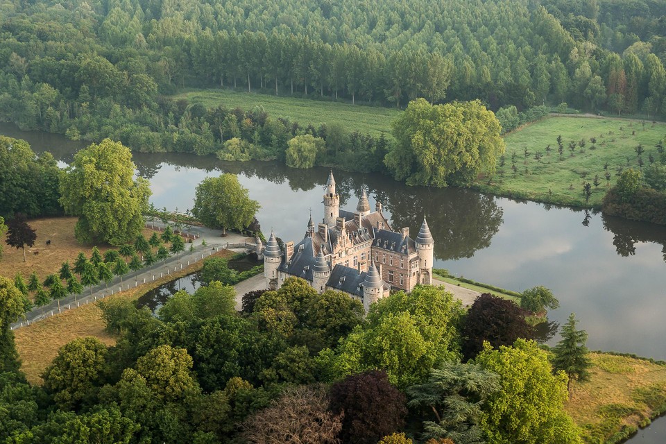 Het veer komt in de buurt van het kasteel van Marnix de Saint-Aldegonde, dat vlak bij de Oude Scheldearm ligt.