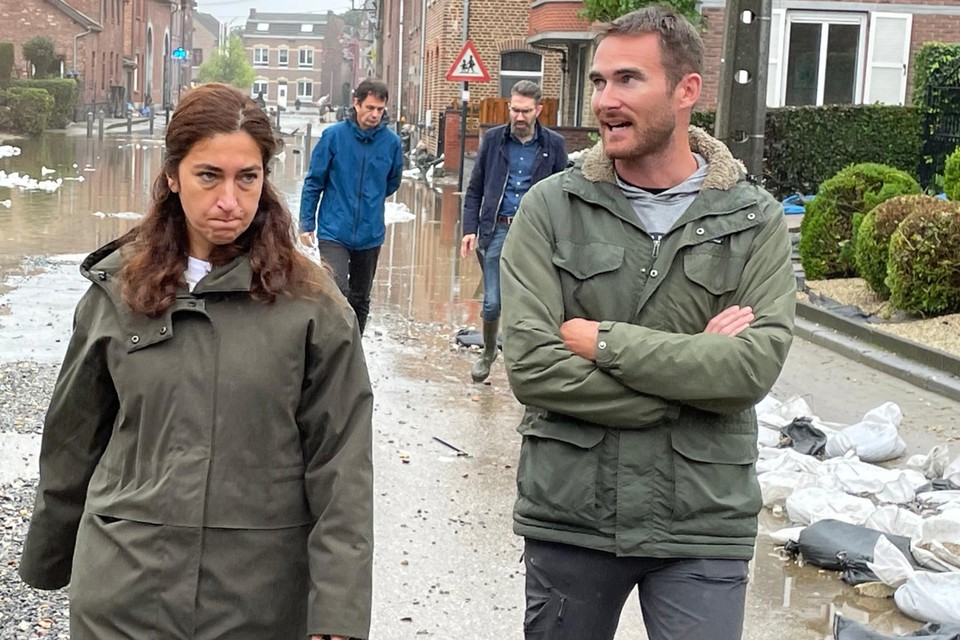 Vlaams minister van Omgeving Zuhal Demir (N-VA) meet de schade op na de wateroverlast in Voeren.