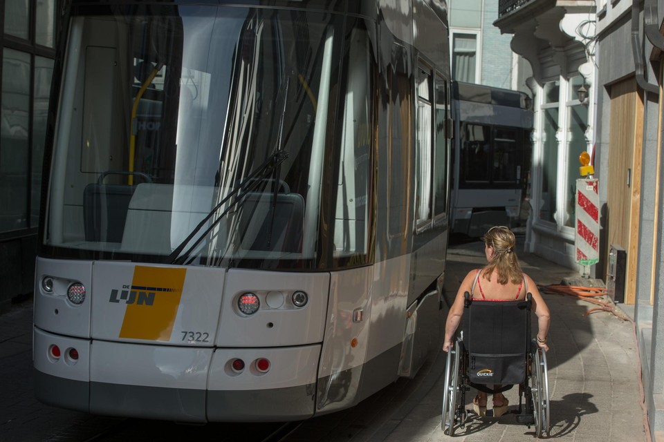 De bus of de tram nemen is voor mensen met een beperking nog altijd vaak een beproeving.