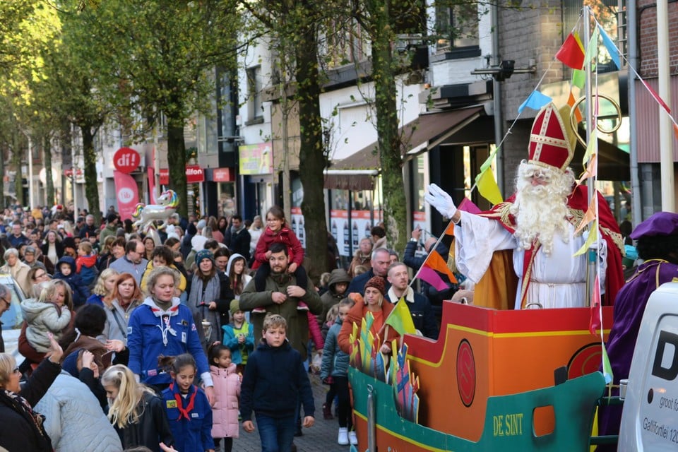 De Paalstraat stroomde helemaal vol om een glimp op te vangen van Sinterklaas en zijn gezelschap. 