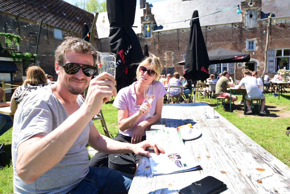 Nik en Vanessa zijn gestrand in Den Herberg van Bartel en Dorien.
