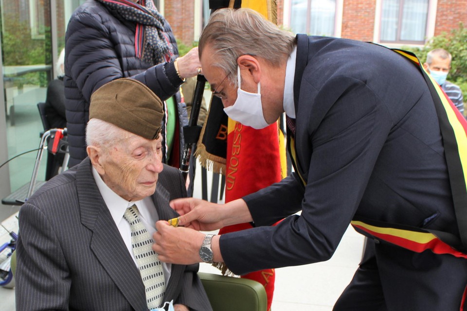 Burgemeester Walter Horemans spelde in mei het ereteken op bij Marcel Van den Broeck. 