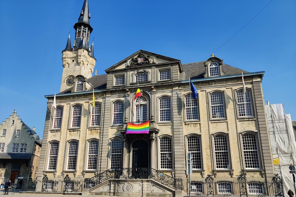 De regenboogvlag siert het stadhuis van Lier.