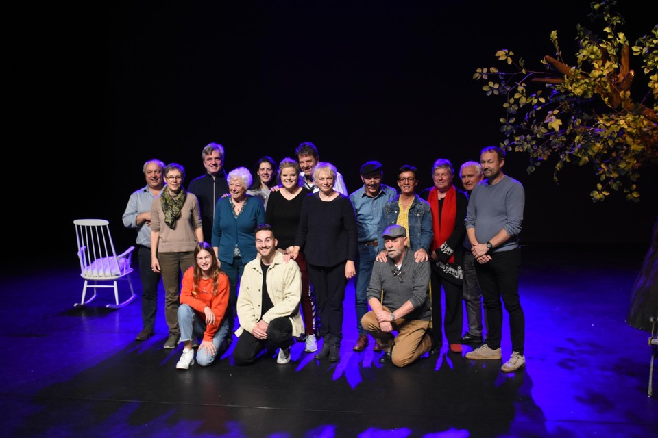 De cast en de regisseur van op het podium van Schouwburg Rex.