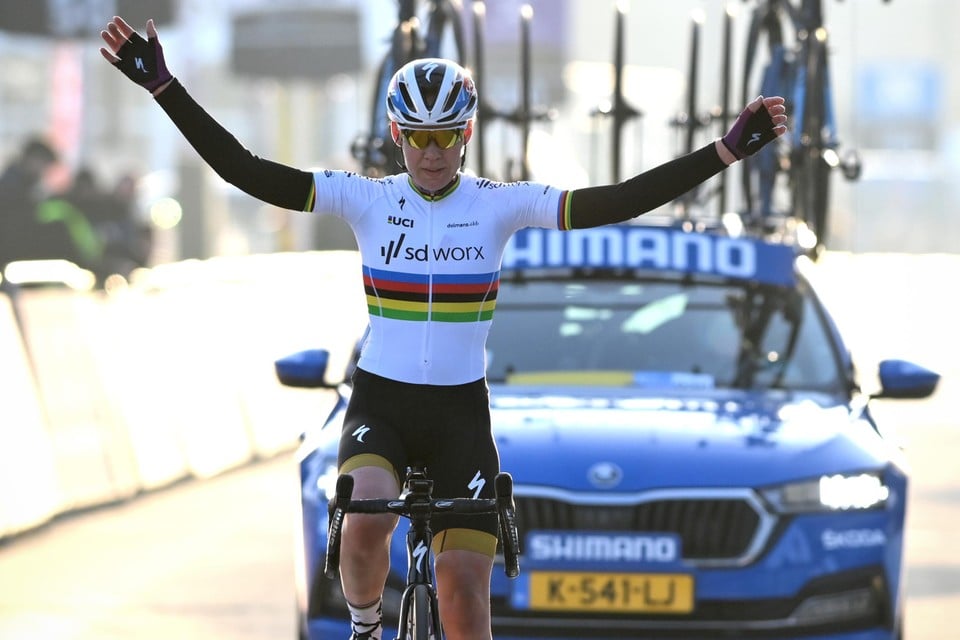 Een superieuze Anna Van der Breggen.