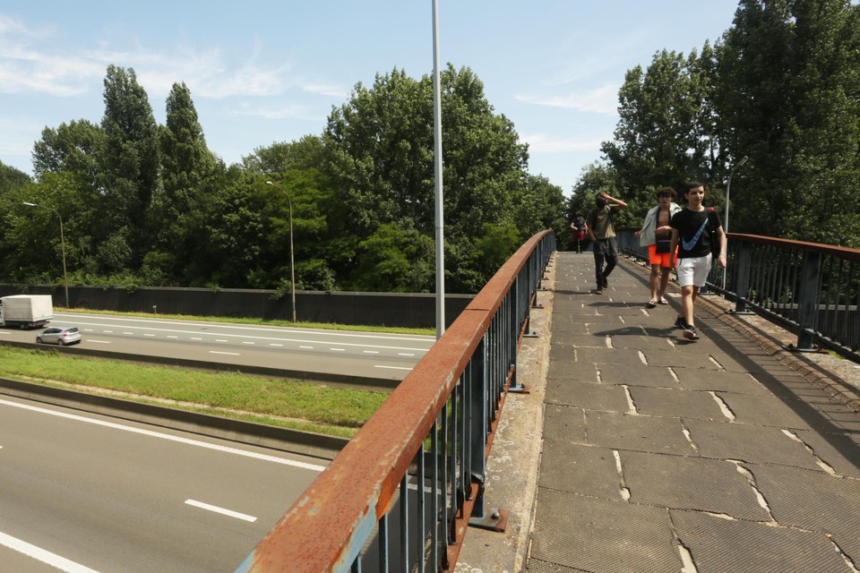 De huidige fiets- en wandelbrug over de A12 verkeert al jaren in belabberde staat, getuige de afgebladerde leuningen en de gaten tussen de rubberen tegels. 