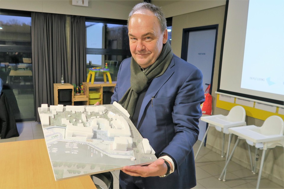 Architect Christian Rapp met de maquette voor het havenplein in Schoten. 