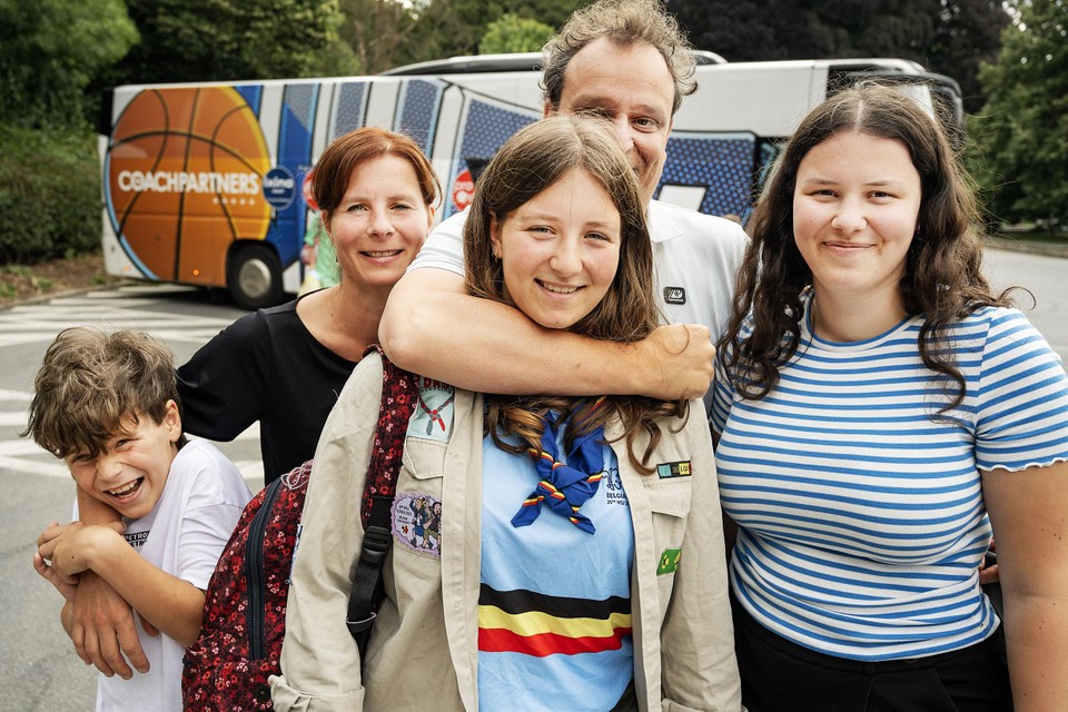 Dieuwke Luyten met haar gezin, voor de bus die haar naar Schiphol brengt.