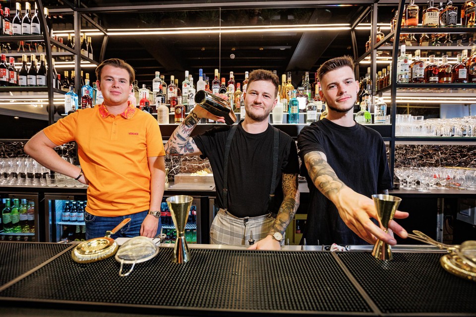 Zaakvoerders Audry Verstraeten en Dean Janssens met een van hun medewerkers in de vestiging van James in Mechelen.