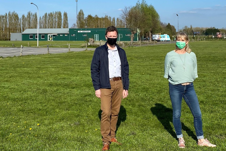 Schepen van Jeugd Dirk Broes en schepen van Patrimonium Ann Van Winkel op domein De Pollepel.