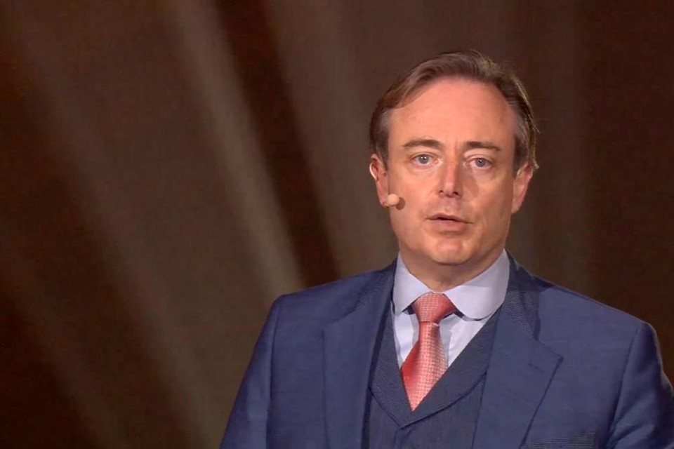 Volgens Bart De Wever ligt zijn partij van twee kanten onder vuur.