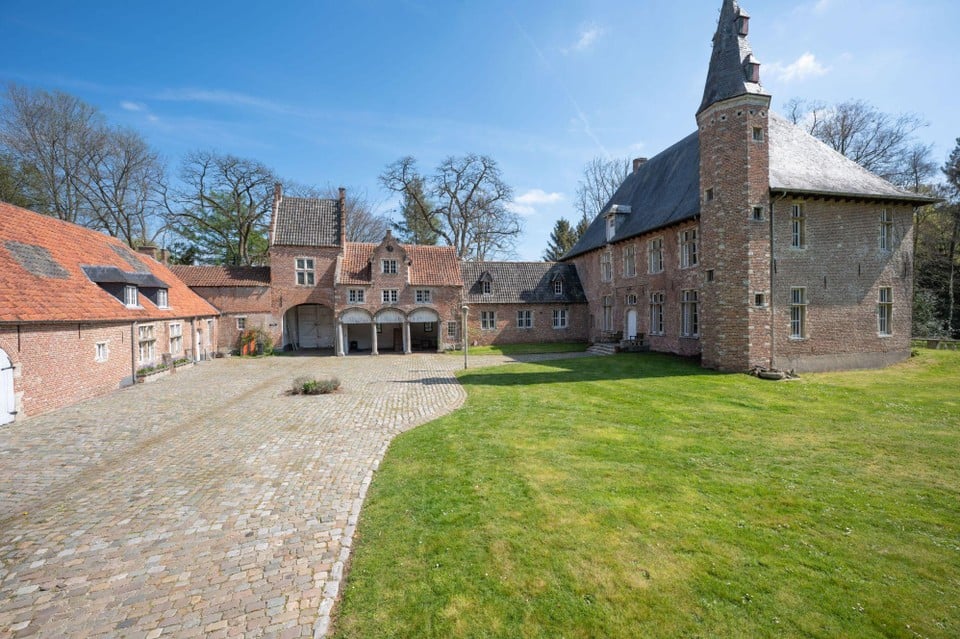 Het imposante kasteel van Tielen op een terrein van 3,5 hectare staat te koop. 