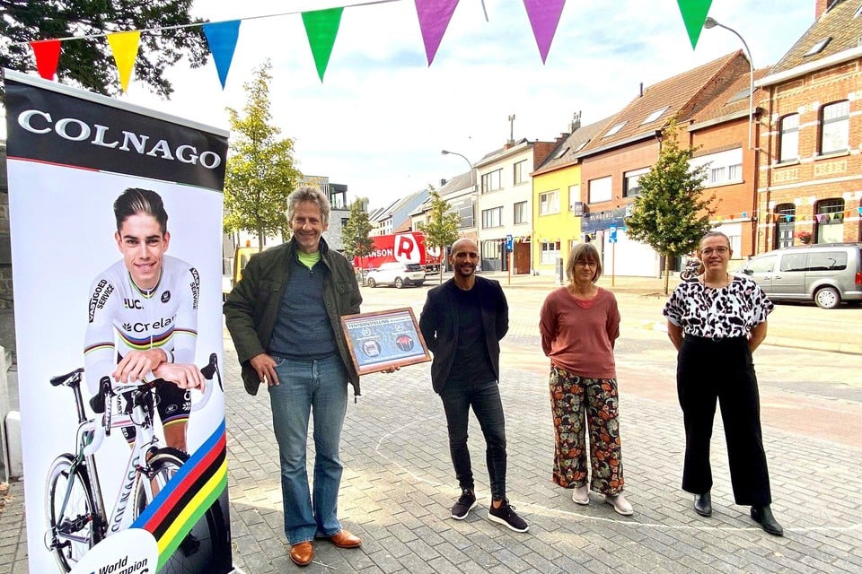 Verzamelaar Paul Mortelmans, schepen Abdrahman Labsir, dorpsconsulent Mieke Van Velthoven en Maaike van Heeswijk van de dorpsraad bij de vlaggetjes.