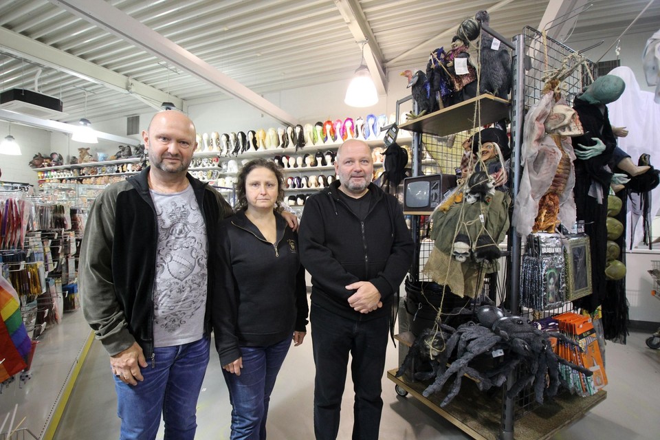 Bart, Anke en Gert Baeyens in hun ruime toonzaal.