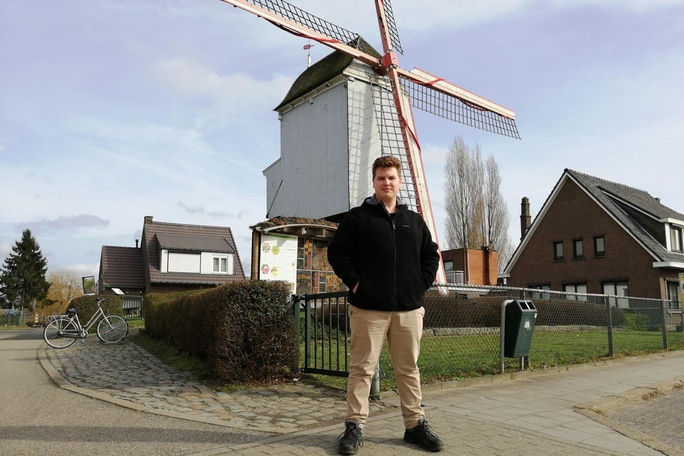 De jonge molenaar Alexander Malomgre aan de heimolen