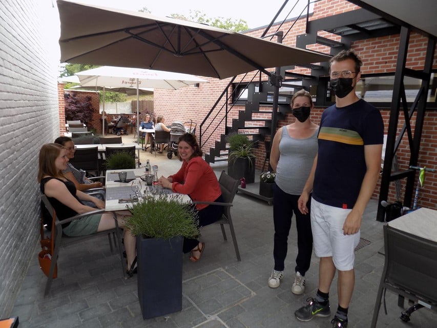 Het terras van het koffiehuis is al enkele weken open. Woensdag kunnen de klanten ook binnen gaan zitten.