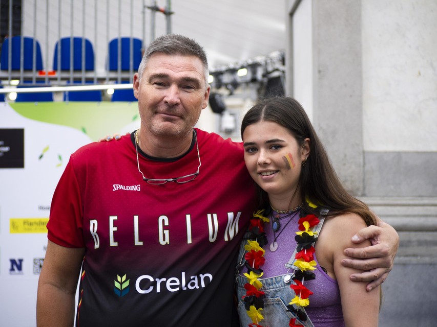 De papa van Ine Joris met de dochter van zijn beste vriend. Trouw op post om te supporteren voor de Belgian Cats. 