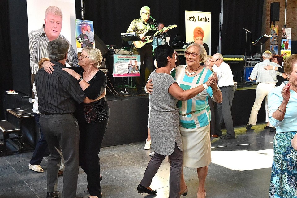 Senioren aan het dansen tijdens Balcazar.
