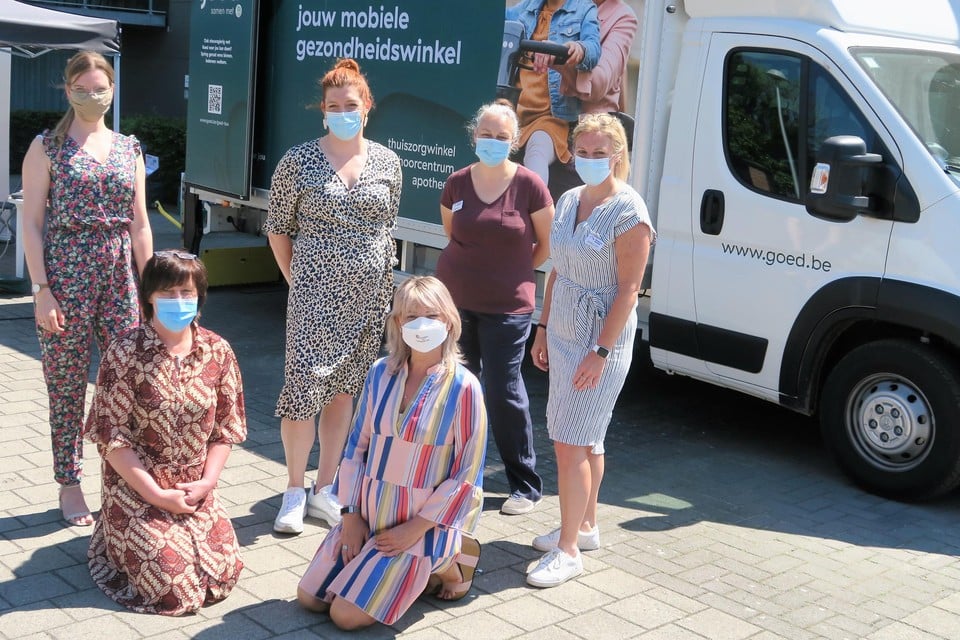 De crew van de Goed-bus die halt hield in Wommelgem met onder meer Nathalie Minne, Stephanie Ceunen, Martine Van Lieshout, in het gezelschap van wzc Sint-Jozef-directeur Veerle Nus en centrumleider Marleen Dobbels.
