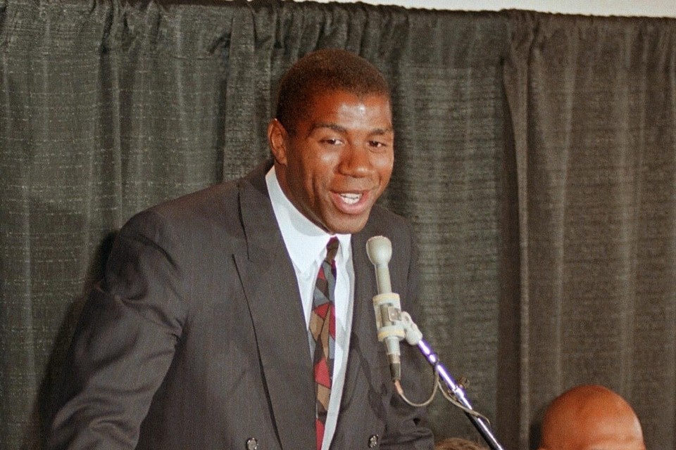Magic Johnson kondigt op 7 november 1991 aan dat hij hiv-positief is. 