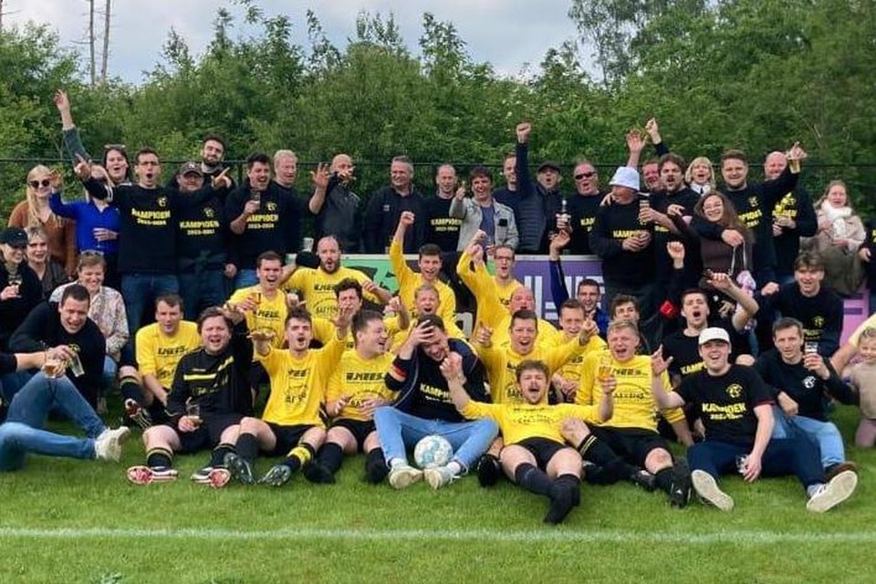 Spelers en supporters van FC De Witte Molen in Kasterlee vieren het kampioenschap in de zondagreeks van het Arbeidersvoetbal Kempen.