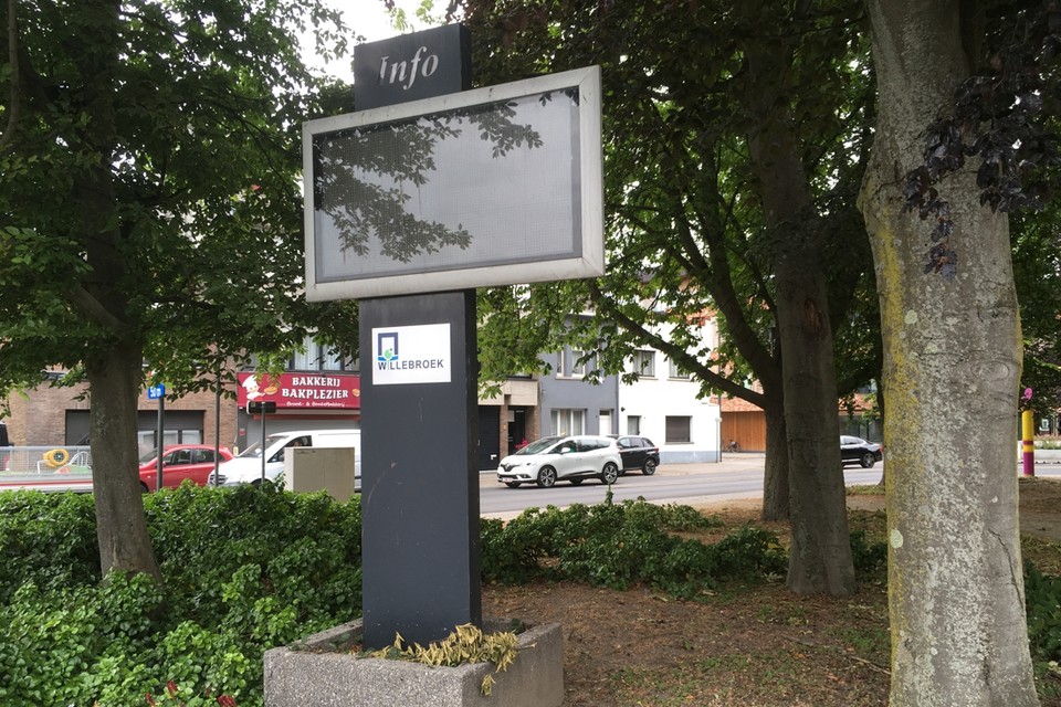 Dit ledscherm tegenover de watertoren verdwijnt. Het aantal ledschermen groeit van vier naar zes.