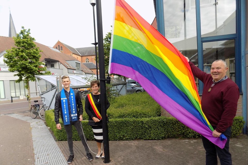 Voormalig schepen Marc Soontjens (rechts) is een van de ereschepenen in Vosselaar. Hij hing samen met Raf Van Puymbroeck, mister Gay Belgium, en toenmalig burgemeester Josee Heykants-Jansens in 2016 de regenboogvlag mee uit aan het gemeentehuis. 