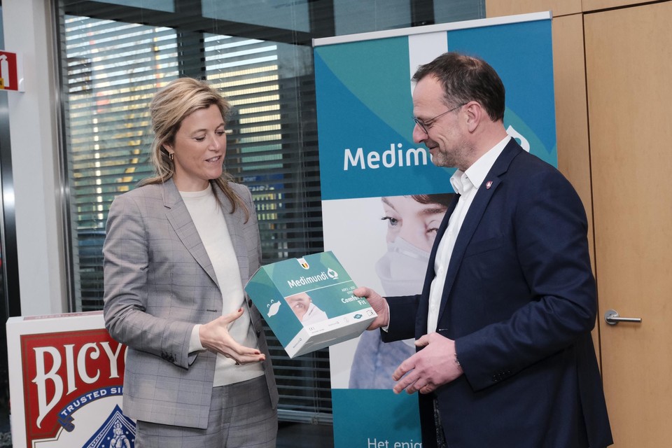 Minister Verlinden kreeg een doos FFP2-mondmaskers en een rondleiding van CEO David Germis van Medimundi. 