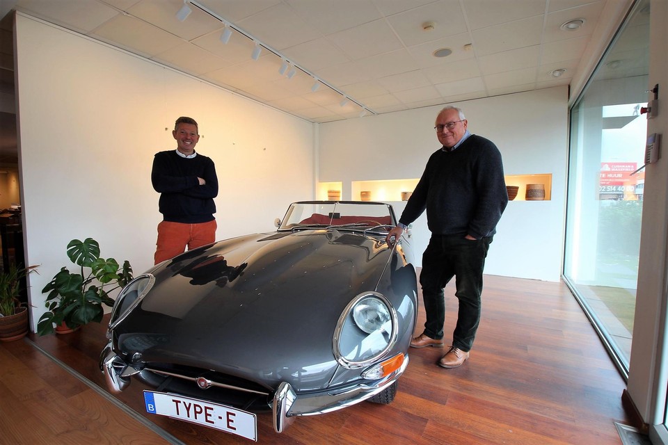 Philippe en Alain bij de Jaguar Type E die je kan kopen.