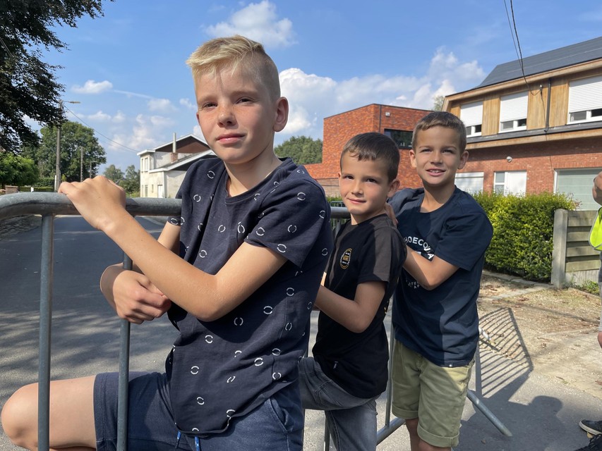 Jurre, Nand en Floris staan te supporteren. De papa van Jurre rijdt mee met het rugnummer 43.