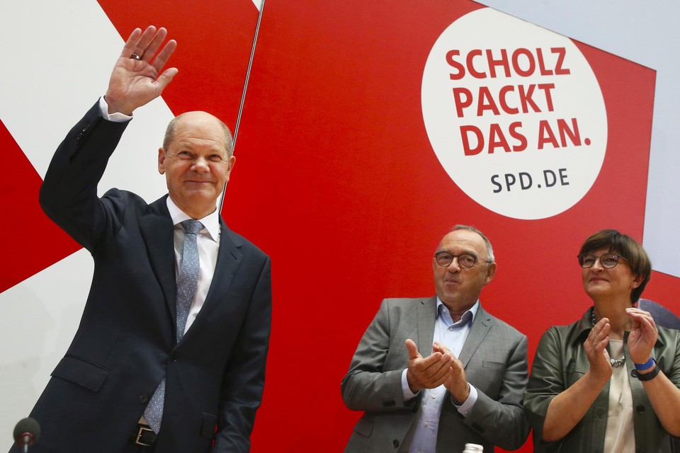 Olaf Scholz mag dan met de SPD -nipt- gewonnen hebben, hij is nog lang geen Bondskanselier. Hij heeft de regie niet in eigen handen. Laschet geeft niet af en groenen en liberalen zijn onder elkaar gesprekken begonnen. 