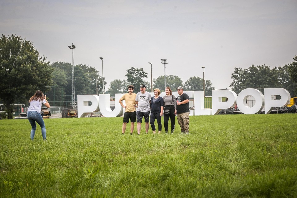 Aan de grote Pukkelpop-letters stoppen geregeld enkele ‘ramptoeristen’ voor een foto.