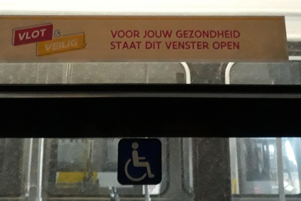 Een sticker vraagt de reizigers om de raampjes open te laten staan. 
