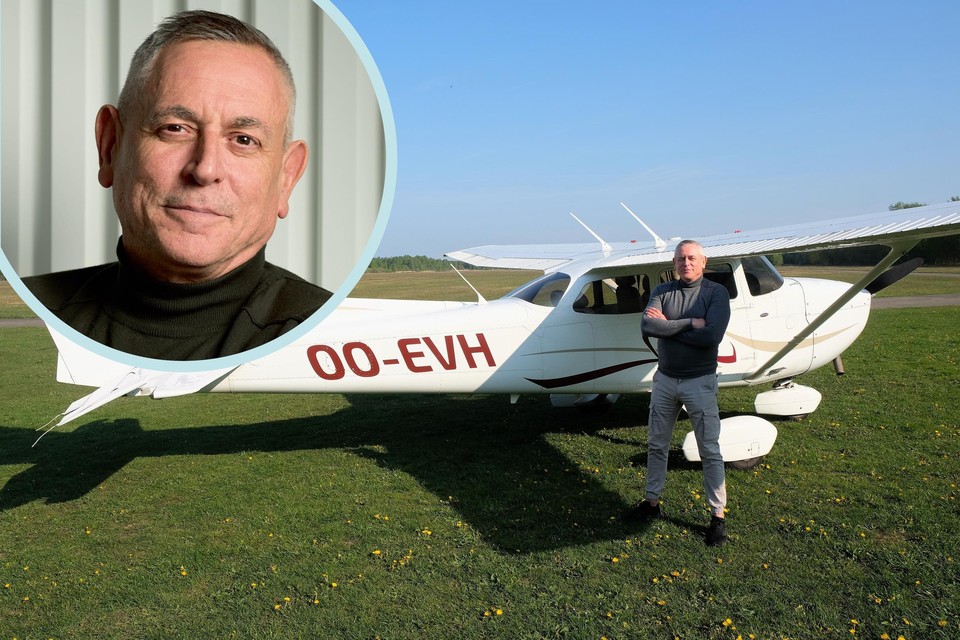 Peter Van Asbroeck bij een Cessna waarmee hij leerde vliegen. “We mogen gerust wat trotser zijn op ons verleden.” 
