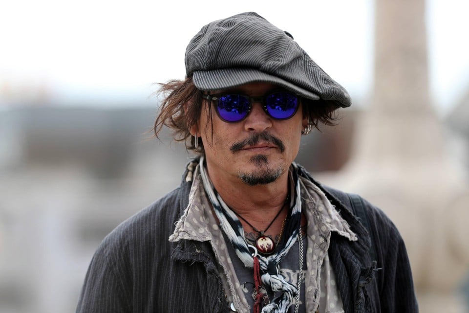 Momenteel staat Depp op de set van zijn eerste Franse film. Voor zijn tweede langspeler als regisseur blijft hij in Europa. 