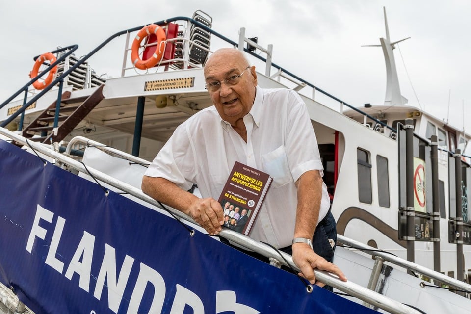 Freddy Michiels stapt mee aan boord van de Flandria en geeft de passagiers Antwerpse les.