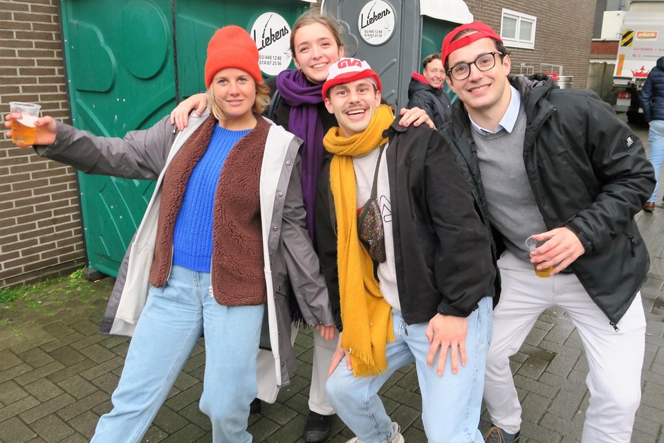 Mauro Van Ranst, met vintage GVA-hoedje en zoon van Scheldeprijs-trofeemaker Luc Van Ranst, geniet met enkele rugbyvrienden van Diabolos ‘s-Gravenwezel van de Scheldeprijs. Rugbyspelers zijn duidelijk meer gewend dan wat wind en regen.