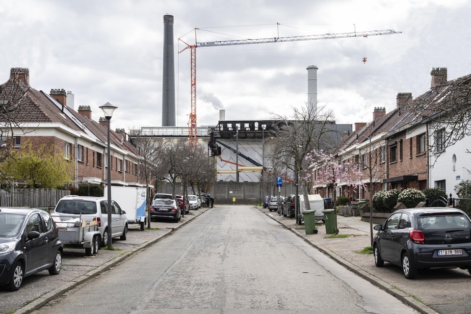 De Umicorefabriek ligt in de schaduw van de wijk Moretusburg.