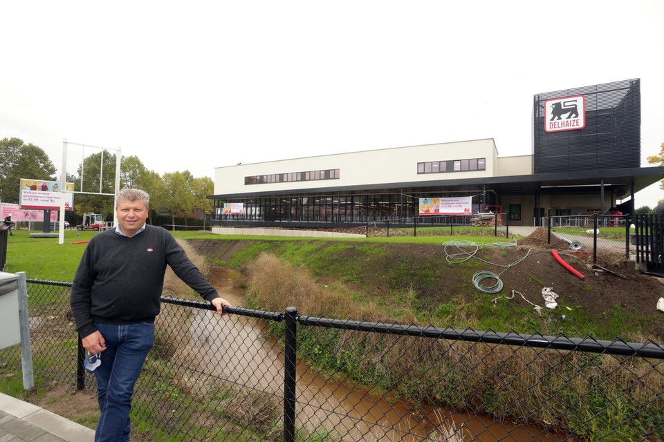 Geert Helsen is al vijf jaar winkeldirecteur in Ekeren-Mariaburg. Hij begon zijn loopbaan bij Delhaize in 1982. De nieuwe supermarkt in een groene omgeving is voor hem de kers op de taart. 