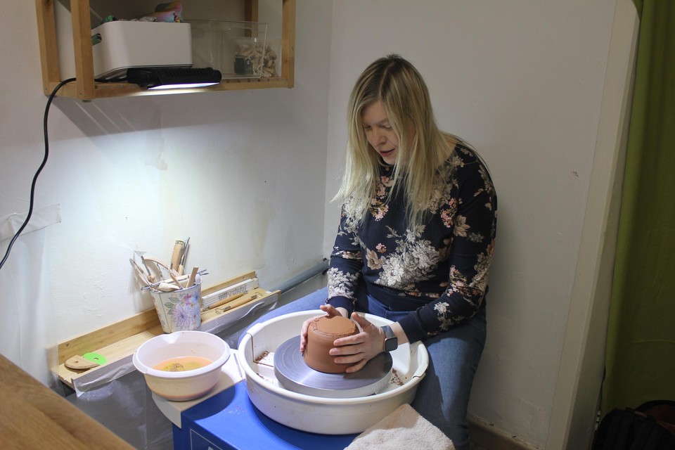 Pascale bouwde haar washok om tot een atelier voor keramiek.