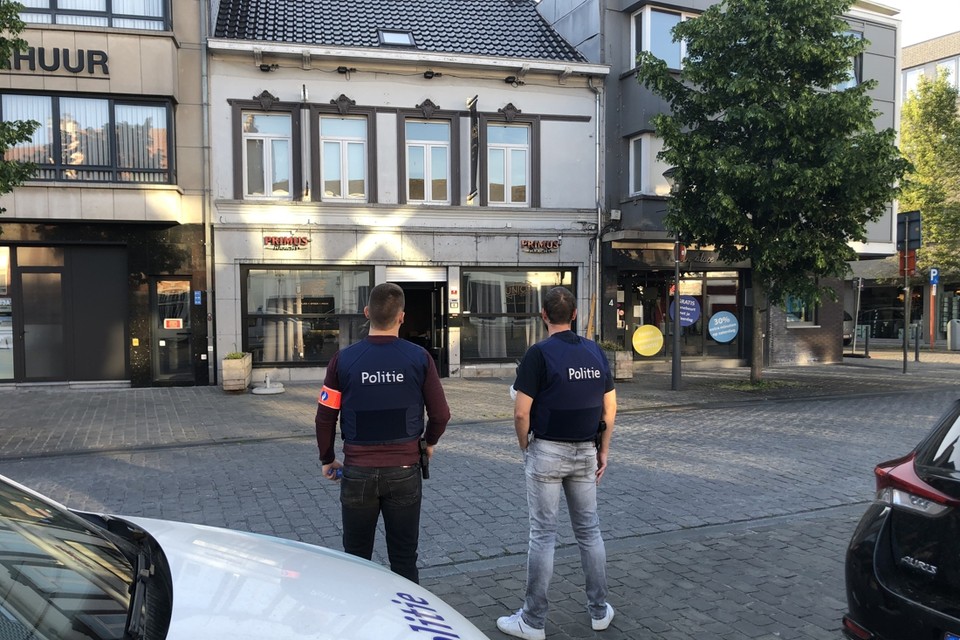 De speurders vielen café Unico in Herentals binnen. 