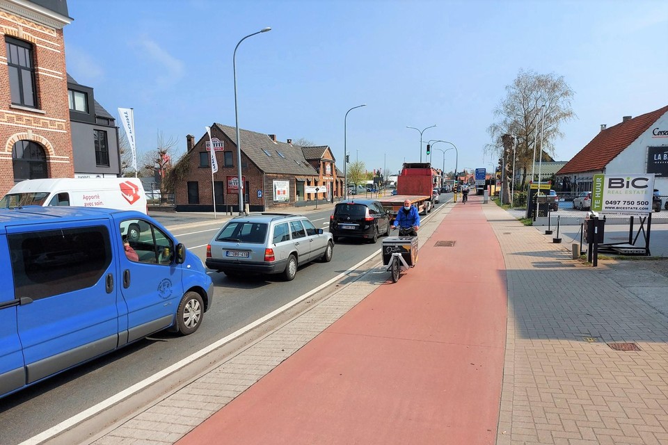 De Mechelsesteenweg komende van Duffel: de twee kruispunten vlak bij elkaar zorgen dagelijks voor files.