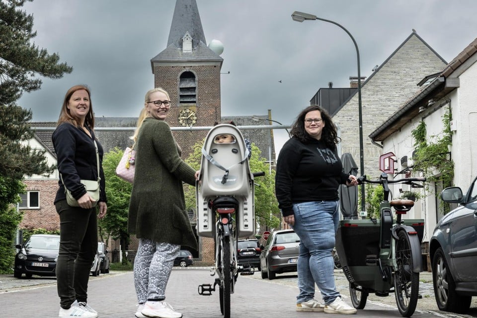 Vanessa Verbraeken, Dana Deprez en Gwendolyn Van Steenkiste voor de kerk met ‘De Maan van Vlimmeren’.