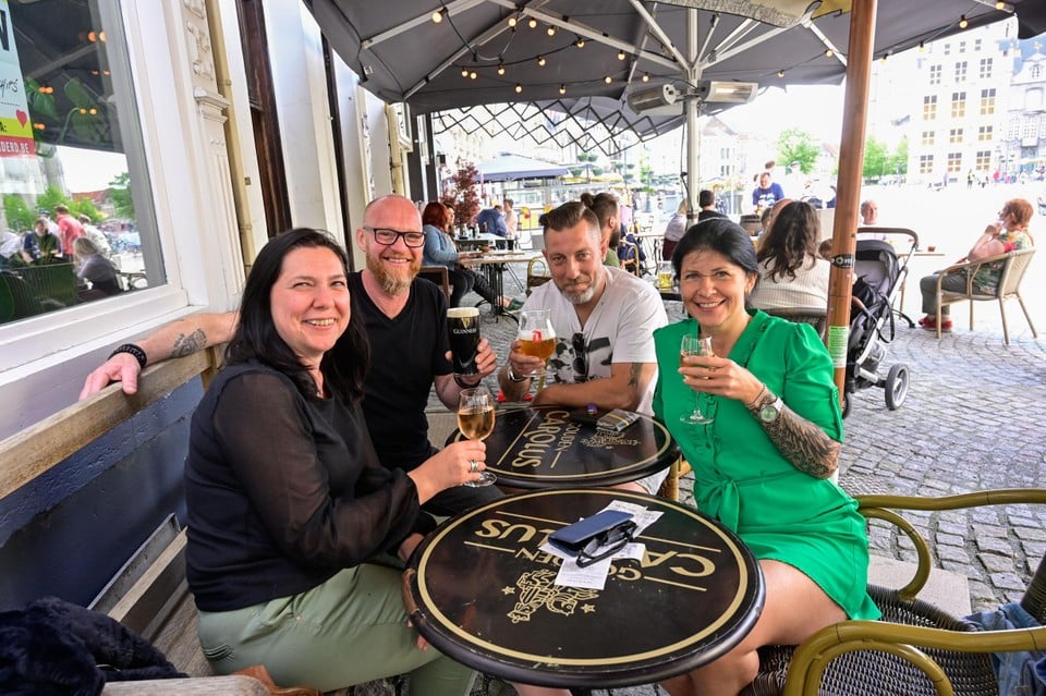 Guy (43), An (50), Veerle (49) en Geert (49) genieten van een drankje bij de Irish Pub.