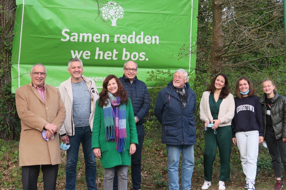 Het actiecomité Picardiëbos staat strijdbaar voor het pas opgehangen spandoek, dat alle voorbijgangers wijst op het dreigend gevaar.