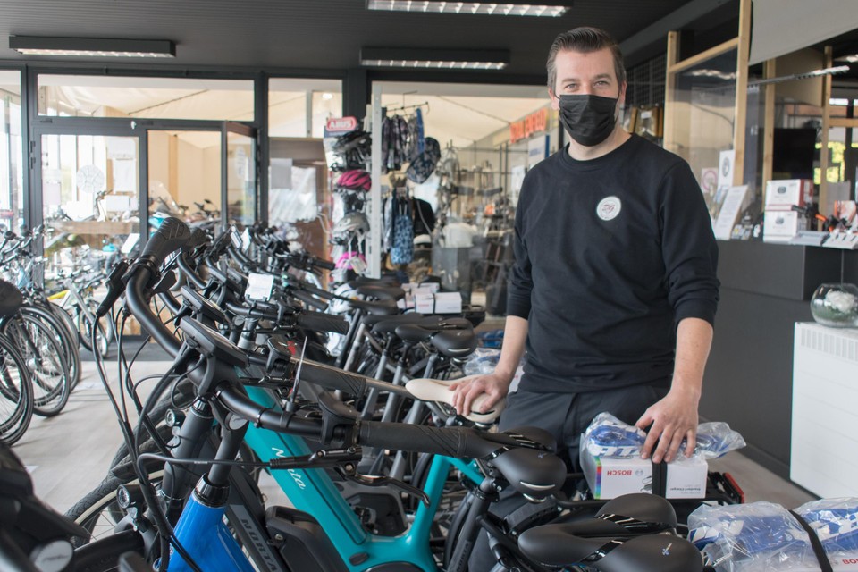 Ken Diercxk van fietsenzaak DG Wheels in Heist-op-den-Berg krijgt geen vergunning om uit te breiden zo lang het AWV niet zeker weet hoe het de N10 ter hoogte van de Schoorstraat wil aanpakken.