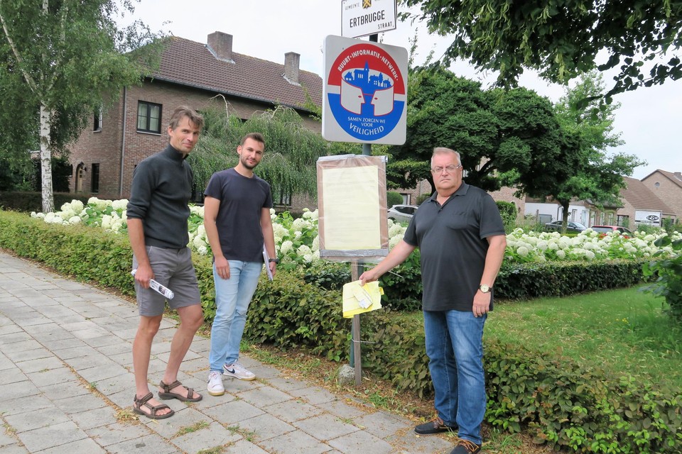 Karel Pattyn, Cedric Rosenhek en Hugo Van Aerschot bij de uitgehangen verkavelingsvergunning bij de inrit van de Ertbruggestraat, al moesten ze die affiche van straat krabben.
