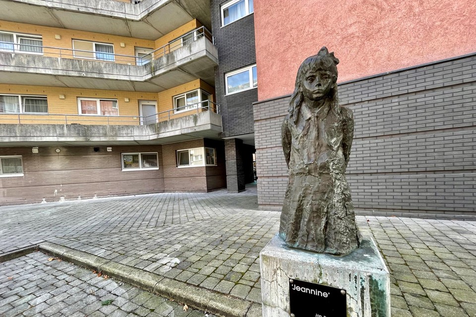 ‘Jeannine’, een beeldhouwwerk van Jan De Smedt in de Varkensstraat. Het plein is naar de kunstenaar genoemd.