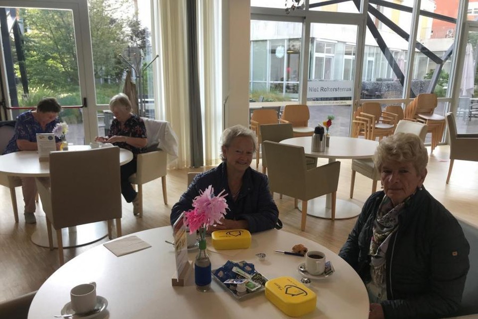 De eerste gele dozen zijn afgehaald in de cafetaria van lokaal dienstencentrum Stede Akkers.