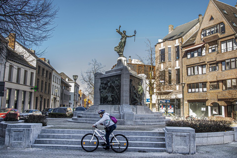 Het Zegeplein, met de gerestaureerde Madelon.